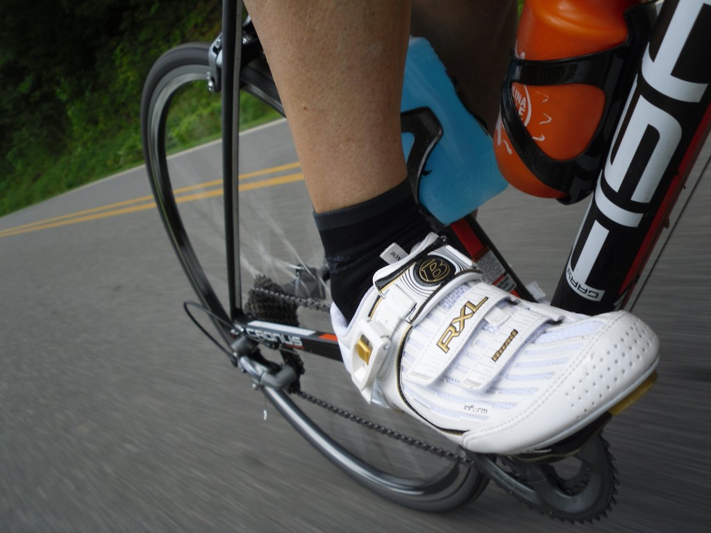 Choix des chaussures faisantes du vélo de montagne droite